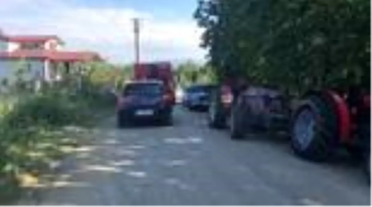 Traktörün altında kalan baba ve oğlu yaralandı