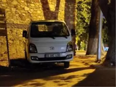 Üç günlük bebeği kamyonet kasasına bıraktılar Üç günlük bebeği kamyonet kasasına bıraktılar