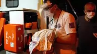 Üç günlük bebeği kamyonet kasasına bıraktılar Üç günlük bebeği kamyonet kasasına bıraktılar