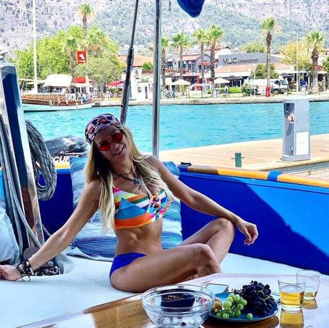 Ünlü modacı Ivana Sert aşka geldi! Sevgilisini öpücüklere boğdu Ünlü modacı Ivana Sert aşka geldi! Sevgilisini öpücüklere boğdu
