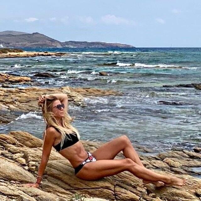 Ünlü modacı Ivana Sert aşka geldi! Sevgilisini öpücüklere boğdu Ünlü modacı Ivana Sert aşka geldi! Sevgilisini öpücüklere boğdu