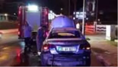 Yanan otomobili yol kenarına bırakan sürücü olay yerini terk etti Yanan otomobili yol kenarına bırakan sürücü olay yerini terk etti