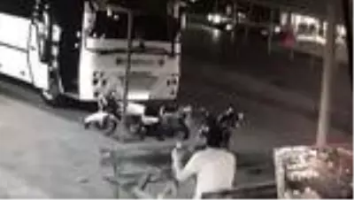 Yolun karşısına geçmek isteyen kadına motosiklet böyle çarptı Yolun karşısına geçmek isteyen kadına motosiklet böyle çarptı