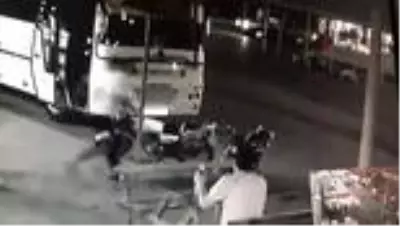 Yolun karşısına geçmek isteyen kadına motosiklet böyle çarptı Yolun karşısına geçmek isteyen kadına motosiklet böyle çarptı