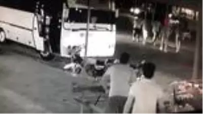 Yolun karşısına geçmek isteyen kadına motosiklet böyle çarptı Yolun karşısına geçmek isteyen kadına motosiklet böyle çarptı
