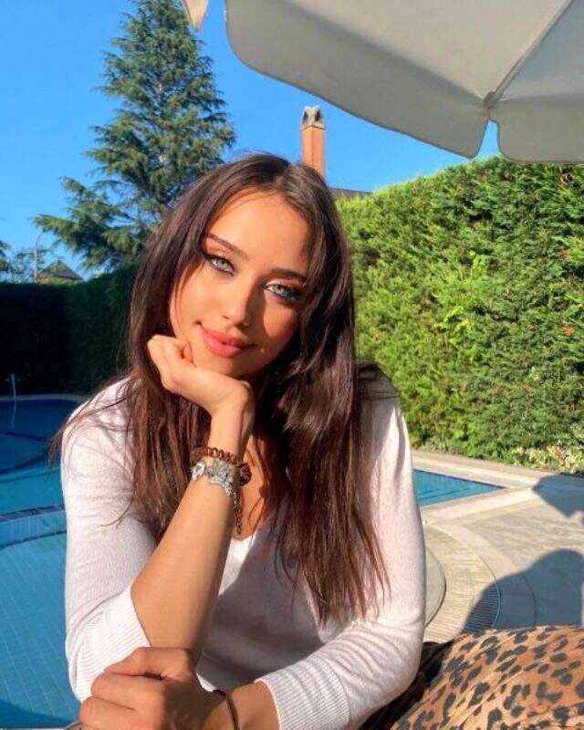 Zeynep Alkan, cesur paylaşımlarına yenisini ekledi! Bikinili pozuna beğeni yağdı