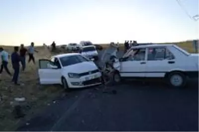 Adıyaman'da iki otomobil kafa kafaya çarpıştı: 5 yaralı Adıyaman'da iki otomobil kafa kafaya çarpıştı: 5 yaralı
