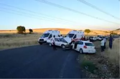 Adıyaman'da iki otomobil kafa kafaya çarpıştı: 5 yaralı Adıyaman'da iki otomobil kafa kafaya çarpıştı: 5 yaralı