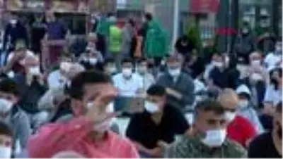 Afyonkarahisar'da bayram namazı kent meydanında kılındı Afyonkarahisar'da bayram namazı kent meydanında kılındı