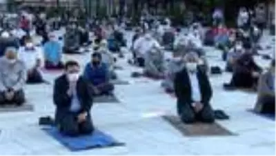 Afyonkarahisar'da bayram namazı kent meydanında kılındı Afyonkarahisar'da bayram namazı kent meydanında kılındı