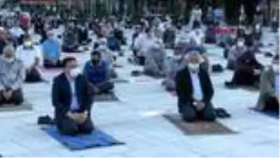Afyonkarahisar'da bayram namazı kent meydanında kılındı Afyonkarahisar'da bayram namazı kent meydanında kılındı