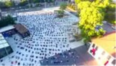 Afyonkarahisar'da bayram namazı Zafer Meydanı'nda kılındı Afyonkarahisar'da bayram namazı Zafer Meydanı'nda kılındı