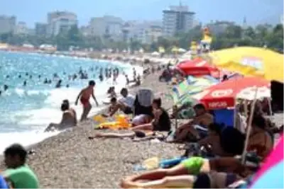 Antalya'da sahillerinde sosyal mesafe ve maskesiz görüntüler Antalya'da sahillerinde sosyal mesafe ve maskesiz görüntüler