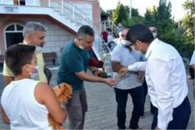 Başkan Çelik cami çıkışında vatandaşlarla bayramlaştı Başkan Çelik cami çıkışında vatandaşlarla bayramlaştı