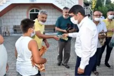 Başkan Çelik cami çıkışında vatandaşlarla bayramlaştı Başkan Çelik cami çıkışında vatandaşlarla bayramlaştı