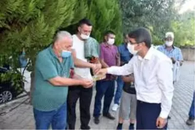 Başkan Çelik cami çıkışında vatandaşlarla bayramlaştı Başkan Çelik cami çıkışında vatandaşlarla bayramlaştı