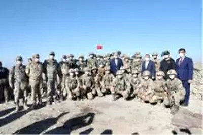Cumhurbaşkanı Erdoğan Cudi Dağındaki askerlerle bayramlaştı Cumhurbaşkanı Erdoğan Cudi Dağındaki askerlerle bayramlaştı