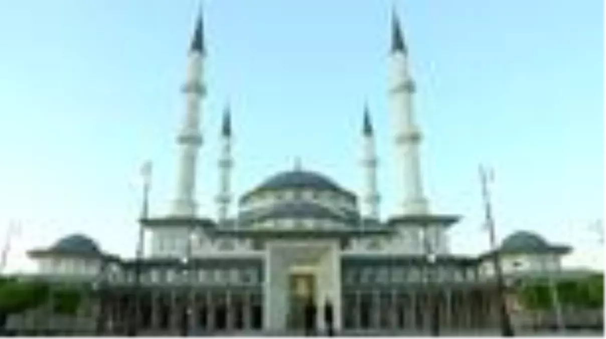 Cumhurbaşkanı Yardımcısı Oktay, Beştepe Millet Camiindeki bayram namazının ardından açıklamalarda...