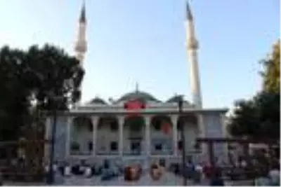 Denizli'de bayram namazı tedbirli kılındı Denizli'de bayram namazı tedbirli kılındı