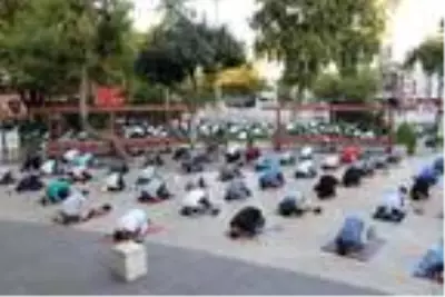 Denizli'de bayram namazı tedbirli kılındı Denizli'de bayram namazı tedbirli kılındı