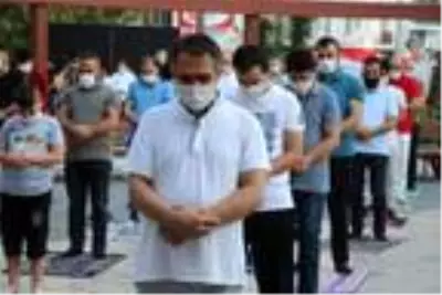Denizli'de bayram namazı tedbirli kılındı Denizli'de bayram namazı tedbirli kılındı
