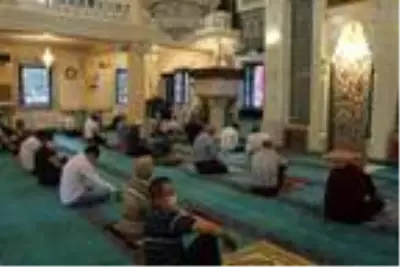 Denizli'de bayram namazı tedbirli kılındı Denizli'de bayram namazı tedbirli kılındı