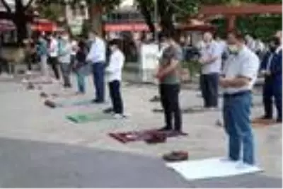 Denizli'de bayram namazı tedbirli kılındı Denizli'de bayram namazı tedbirli kılındı