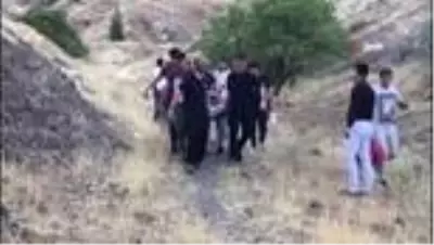 Son Dakika: Elazığ'da uçurumdan düşen genç yaralandı Son Dakika: Elazığ'da uçurumdan düşen genç yaralandı