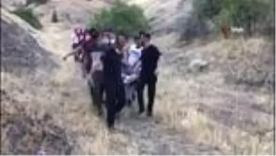 Son Dakika: Elazığ'da uçurumdan düşen genç yaralandı Son Dakika: Elazığ'da uçurumdan düşen genç yaralandı