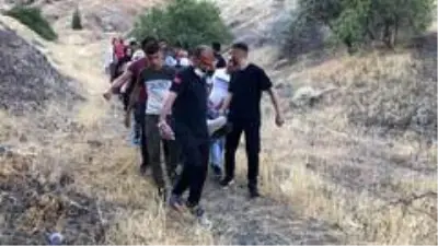 Elazığ'da uçurumdan düşen genç yaralandı Elazığ'da uçurumdan düşen genç yaralandı