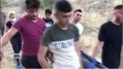 Son Dakika: Elazığ'da uçurumdan düşen genç yaralandı Son Dakika: Elazığ'da uçurumdan düşen genç yaralandı