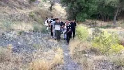 Elazığ'da uçurumdan düşen genç yaralandı Elazığ'da uçurumdan düşen genç yaralandı
