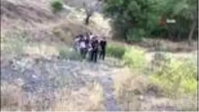 Son Dakika: Elazığ'da uçurumdan düşen genç yaralandı Son Dakika: Elazığ'da uçurumdan düşen genç yaralandı