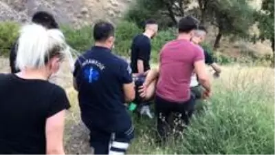 Elazığ'da uçurumdan düşen genç yaralandı Elazığ'da uçurumdan düşen genç yaralandı