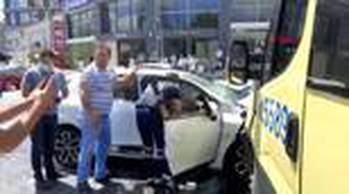 ESENYURT'TA YOLCU MİNİBÜSÜ İLE OTOMOBİL ÇARPIŞTI -2