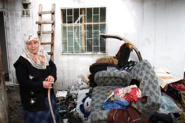 Evi yanan 76 yaşındaki Bülbül Nine, ahırda yaşam mücadelesi veriyor Evi yanan 76 yaşındaki Bülbül Nine, ahırda yaşam mücadelesi veriyor