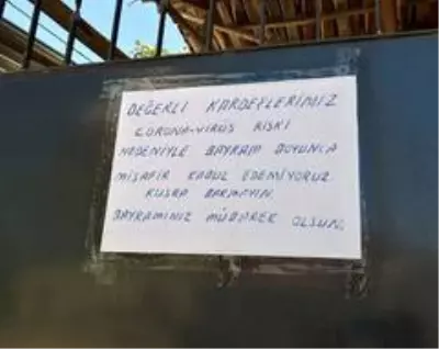 Evinin kapısına astığı yazıyla misafirleri geri çevirdi Evinin kapısına astığı yazıyla misafirleri geri çevirdi