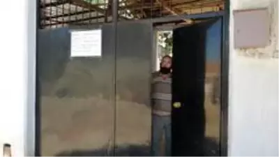 Evinin kapısına astığı yazıyla misafirleri geri çevirdi Evinin kapısına astığı yazıyla misafirleri geri çevirdi