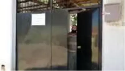 Evinin kapısına astığı yazıyla misafirleri geri çevirdi Evinin kapısına astığı yazıyla misafirleri geri çevirdi