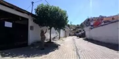 Evinin kapısına astığı yazıyla misafirleri geri çevirdi Evinin kapısına astığı yazıyla misafirleri geri çevirdi