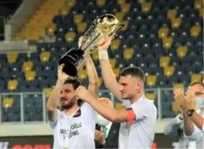 Fatih Karagümrük kupasına kavuştu Fatih Karagümrük kupasına kavuştu