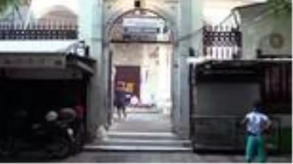 İzmir'de Kurban Bayramı namazı Kovid-19 tedbirlerine uyularak kılındı