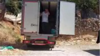 İzmir'de plakası belli olmasın diye kartonla kapatılan kamyonetin kasasında kaçak kurban kesimi yapıldı İzmir'de plakası belli olmasın diye kartonla kapatılan kamyonetin kasasında kaçak kurban kesimi yapıldı
