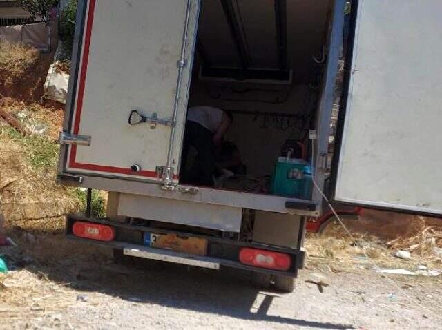 İzmir'de plakası belli olmasın diye kartonla kapatılan kamyonetin kasasında kaçak kurban kesimi yapıldı İzmir'de plakası belli olmasın diye kartonla kapatılan kamyonetin kasasında kaçak kurban kesimi yapıldı