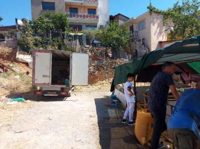 İzmir'de plakası belli olmasın diye kartonla kapatılan kamyonetin kasasında kaçak kurban kesimi yapıldı İzmir'de plakası belli olmasın diye kartonla kapatılan kamyonetin kasasında kaçak kurban kesimi yapıldı