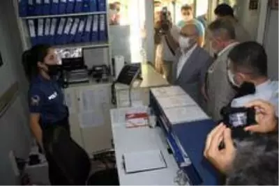İzmir Valisi Köşger, polislerle bayramlaştı İzmir Valisi Köşger, polislerle bayramlaştı