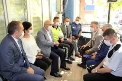 İzmir Valisi Köşger, polislerle bayramlaştı İzmir Valisi Köşger, polislerle bayramlaştı