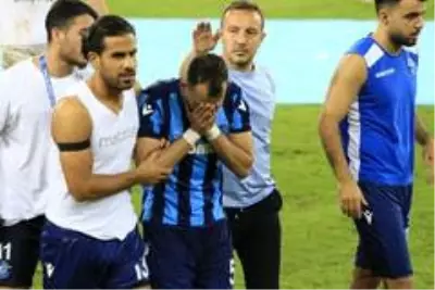 Kaçan penaltı sonrasında Adana Demirspor futbolcuları yıkıldı Kaçan penaltı sonrasında Adana Demirspor futbolcuları yıkıldı