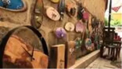 Kaleiçi esnafı, taş ve ağaç parçalarını sanat eserine dönüştürüyor Kaleiçi esnafı, taş ve ağaç parçalarını sanat eserine dönüştürüyor