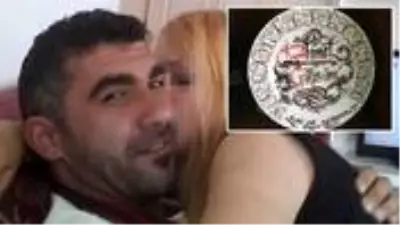 Karısının kendisini belediye başkanıyla aldattığını iddia eden adamın evli başka bir kadınla ortak bilekliği ve tabağı da ortaya çıktı Karısının kendisini belediye başkanıyla aldattığını iddia eden adamın evli başka bir kadınla ortak bilekliği ve tabağı da ortaya çıktı
